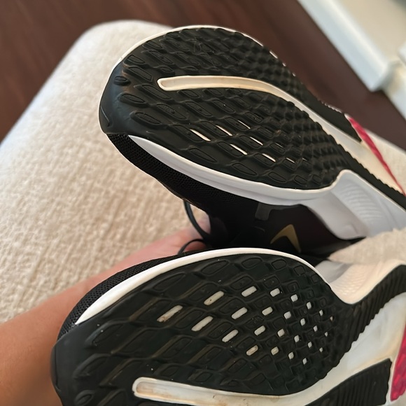 Nike Women's Quest 5 running Black and Gold Athletic Shoes size 8.5 - Picture 7 of 7